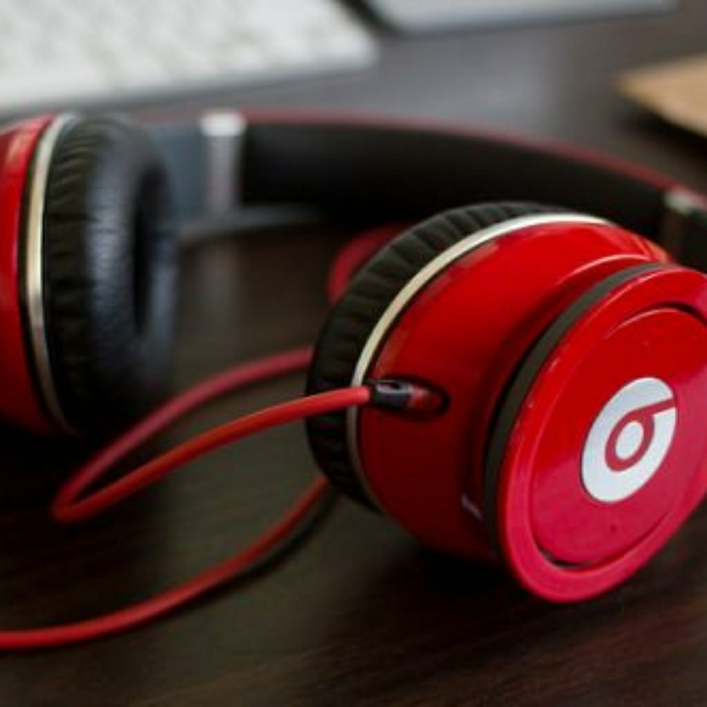 Beats by Dr. Dre Headphoned Studio Red